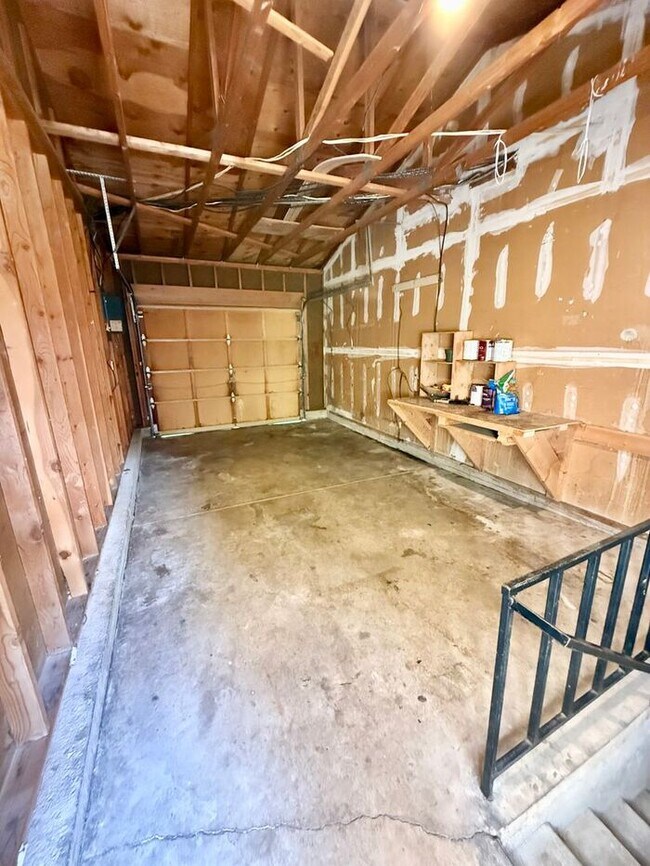 Building Photo - MOVE IN SPECIAL! FIRST 2 WEEKS FREE!!! 4 B...
