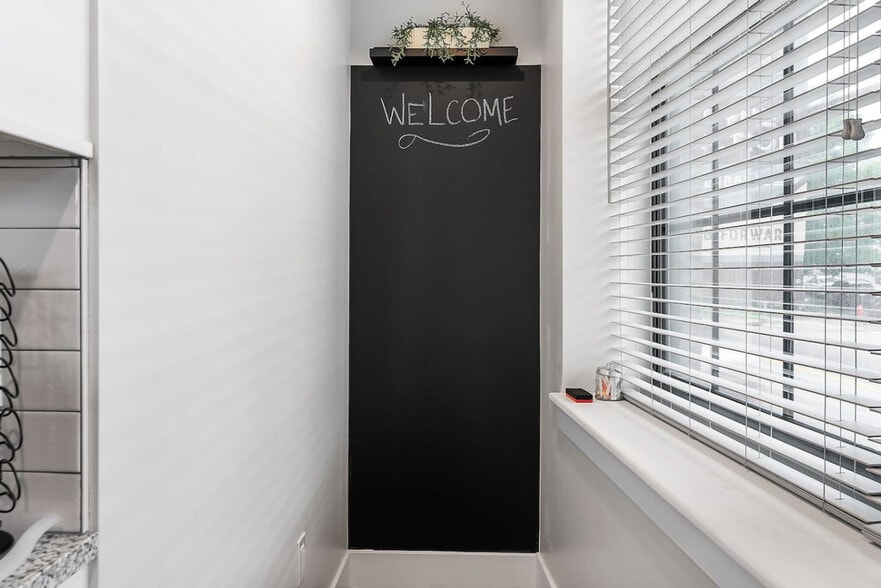 Building Photo - 212 W Roberts Ave