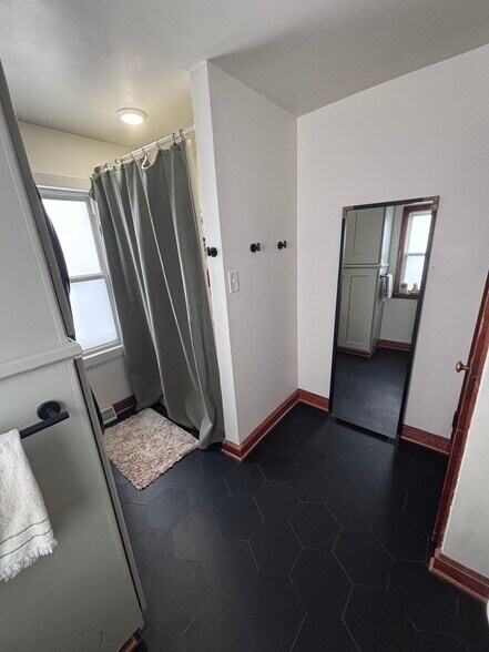 Building Photo - 223 S Washington St