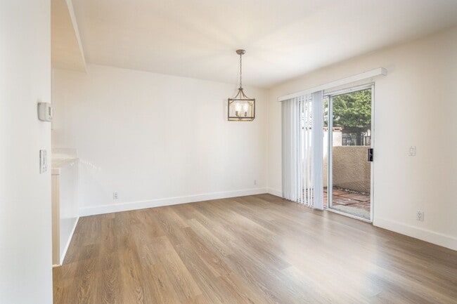 Building Photo - Townhome in Lake Forest