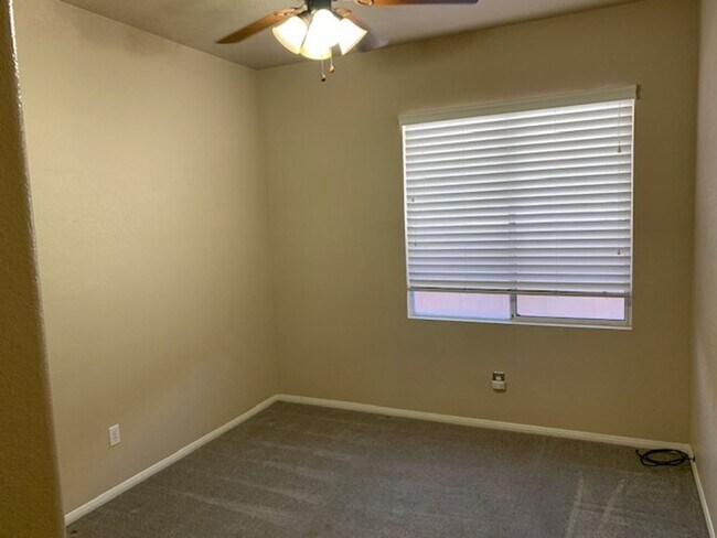 Building Photo - SINGLE STORY WITH A 3 CAR GARAGE IN HENDERSON!!!!