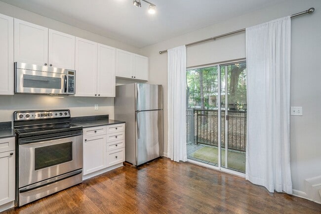 Building Photo - 2 bdrm, 2.5 bath Town Home steps away from...
