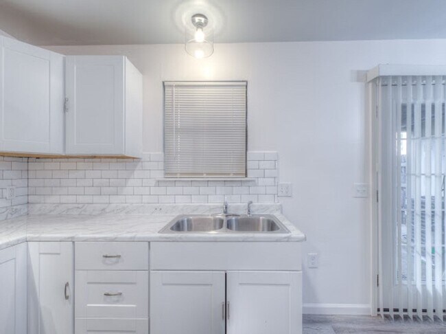 Building Photo - Spacious 3 Bedroom, 2 Bath Duplex with Garage, Washer & Dryer Included – Move-In Ready!