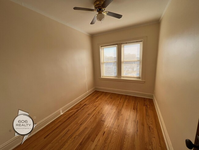 Building Photo - Bright and Sunny Forest Park Apts!