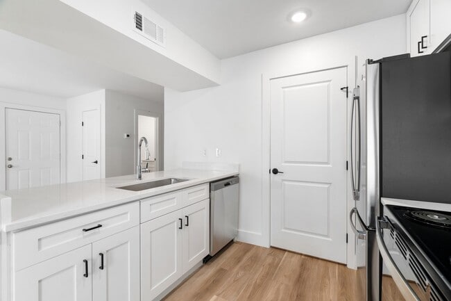 Building Photo - IN THE LOOP 2BD/1BA Brand New Finish Out /...