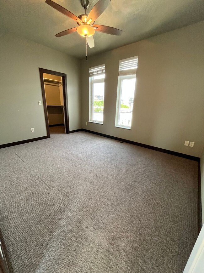 Building Photo - 3 Bed/2.5 Bath Townhome in Downtown Sioux Falls!!