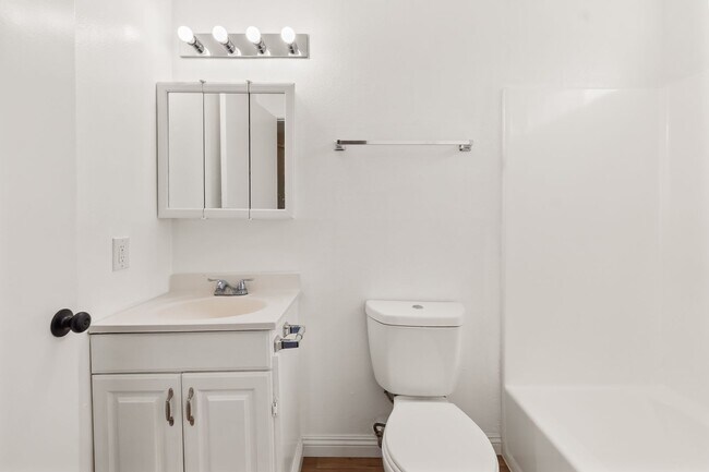 Building Photo - Updated 1BD/1BA Apartment in well maintain...