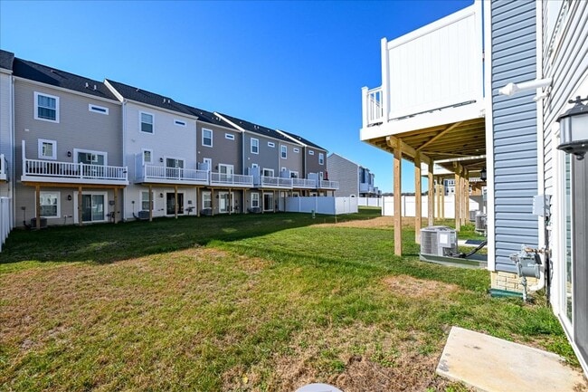 Building Photo - 1 month free with 24-month lease! Attracti...