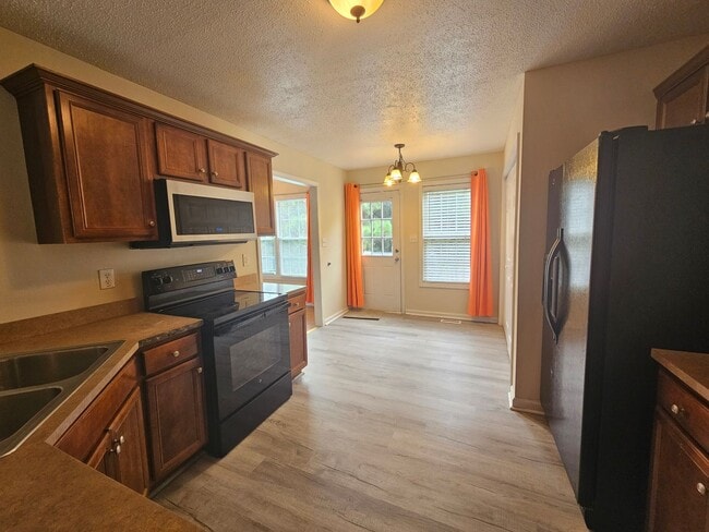 Building Photo - New Listing!!