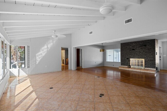 Building Photo - 516 NE 23rd St