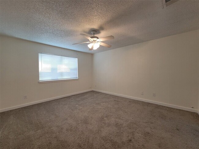 Building Photo - 10652 Hamlin Dr