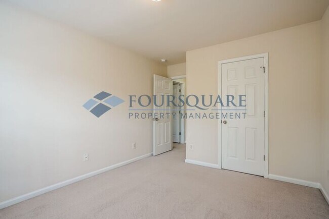 Building Photo - Spacious 3- Bed Townhome  With Back Patio ...