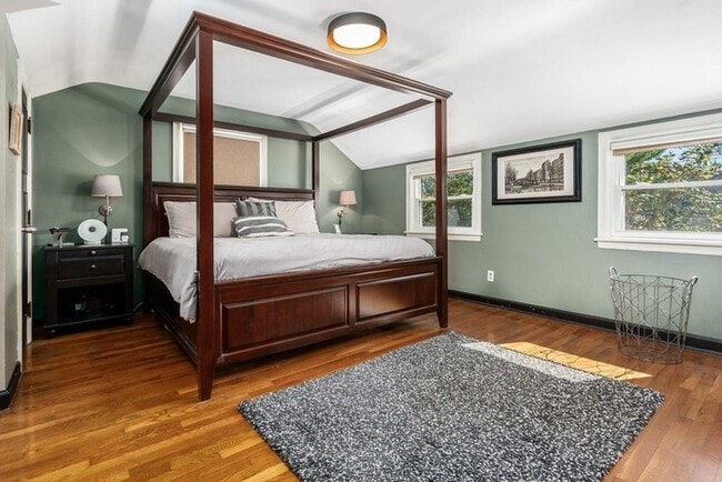 Building Photo - Spacious 4BR Home with Finished Lower Level & Fenced Yard in Upper Arlington