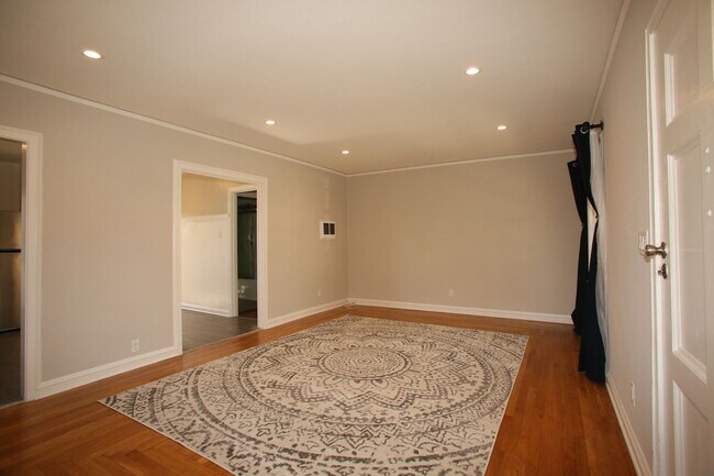 Building Photo - Laurel Street Triplex