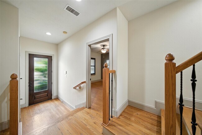 Building Photo - 2318 Camden Dr