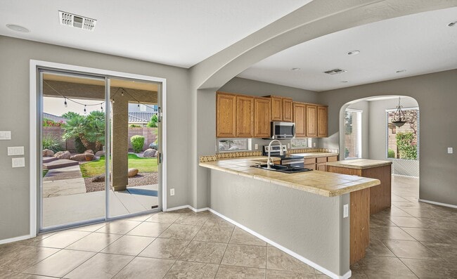 Building Photo - 4129 E Clubview Dr