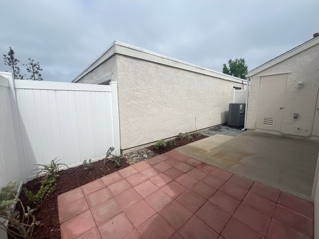Building Photo - Upgraded, 2BD/2BA in Park Place: 1 Car Gar...