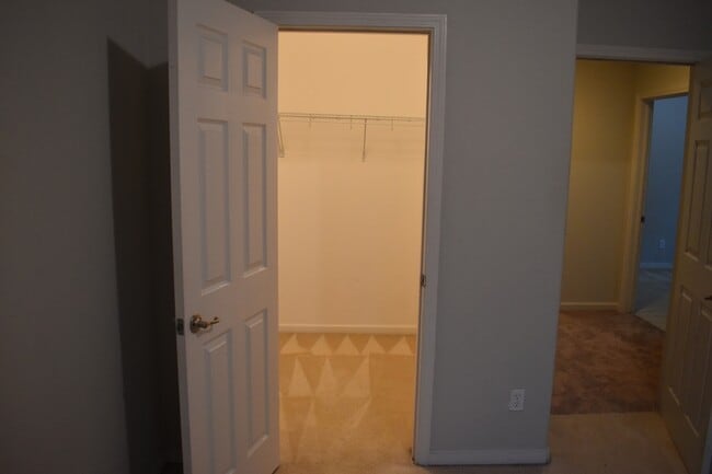 Building Photo - 570 Barclay Way