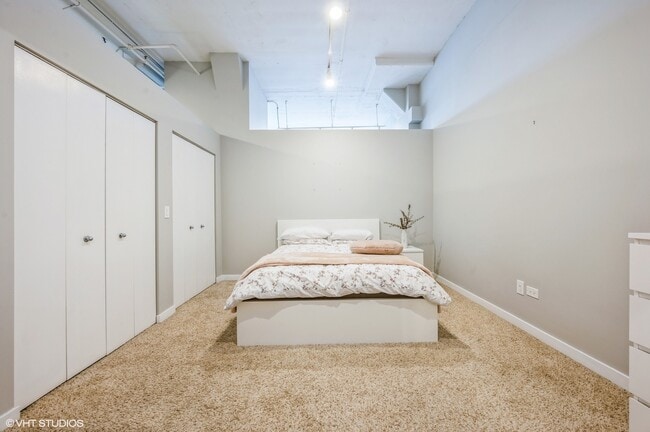 Building Photo - 1224 W Van Buren St