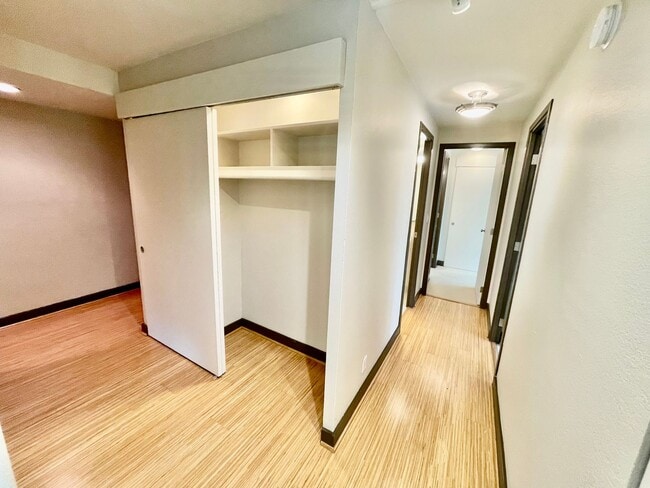 Building Photo - Modern 2-Bed, 2-Bath Downtown Condo with P...
