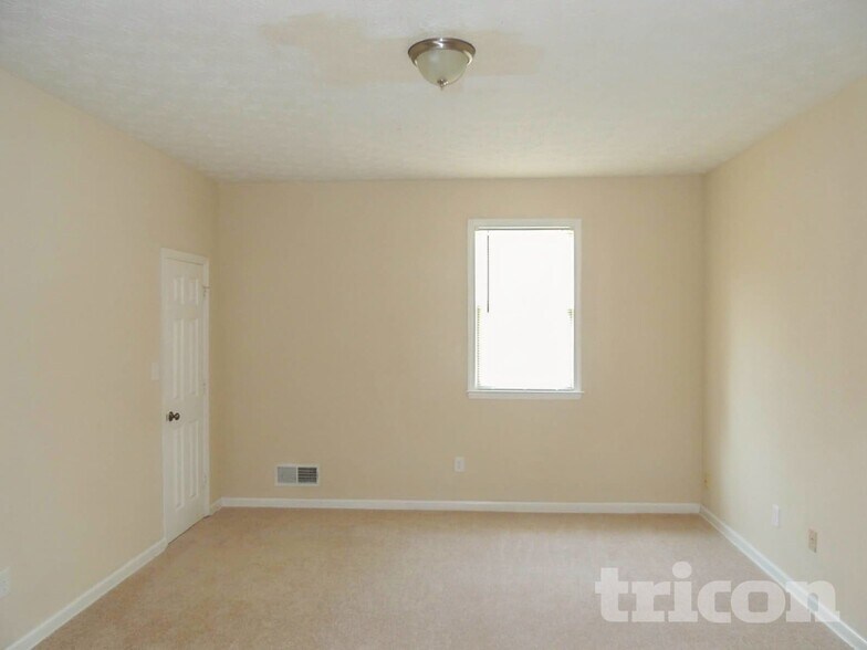 Building Photo - 1102 Plantation Dr SE