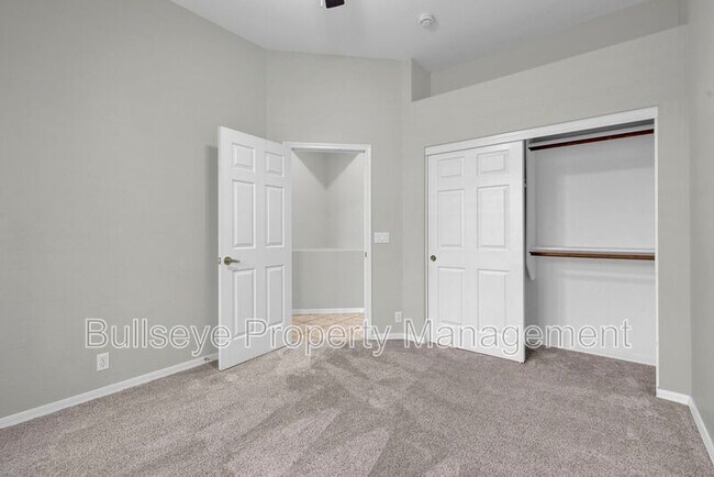 Building Photo - 1550 N Robin Ln