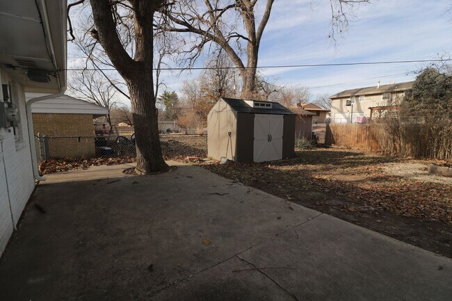 Building Photo - Awesome 4 bedroom home located just a short walk from Campus and Bill Snyder Family Stadium!