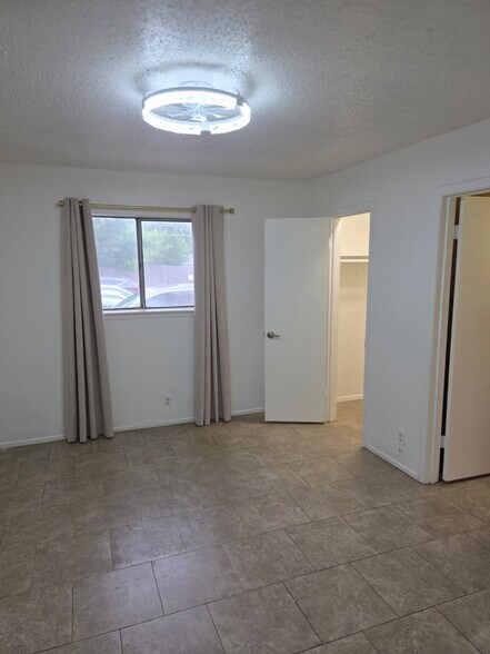 Building Photo - 115 W Koenig Ln
