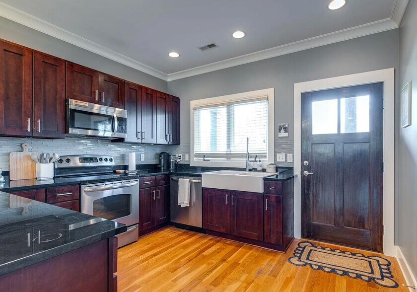 Building Photo - 326 Sylvan Park Ln