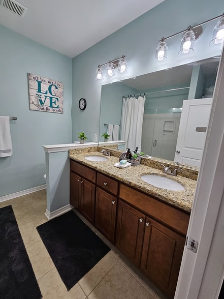 Building Photo - 208 Marlberry Trce