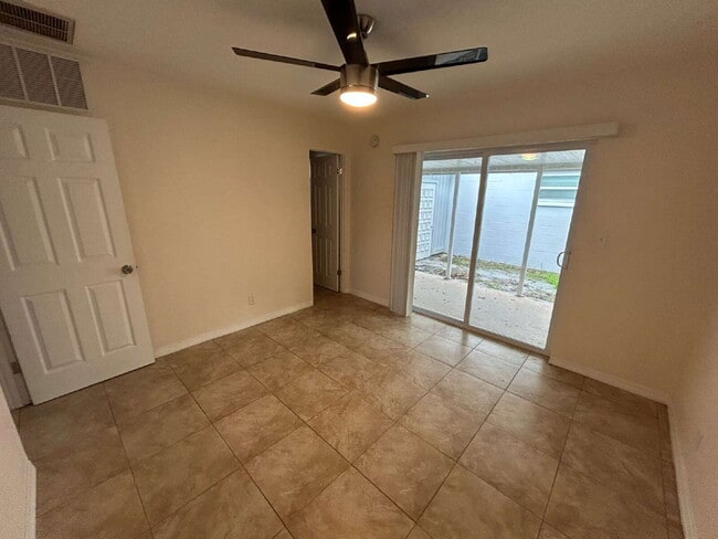 Building Photo - "Cozy 1-Bedroom Apartment in St. Petersburg – 550 Sq Ft of Comfort & Convenience!"