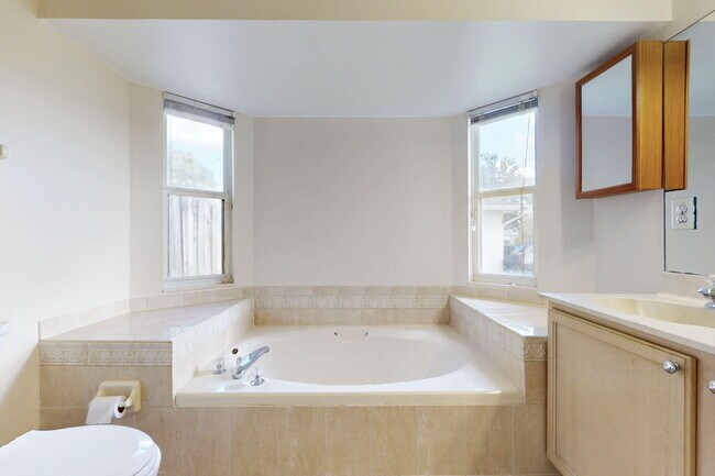 Building Photo - 967 SE Browning Ave