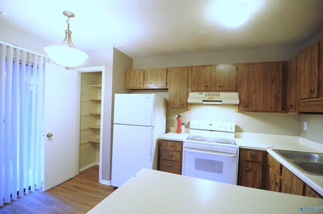 Building Photo - 2701 Lantern Walk SE