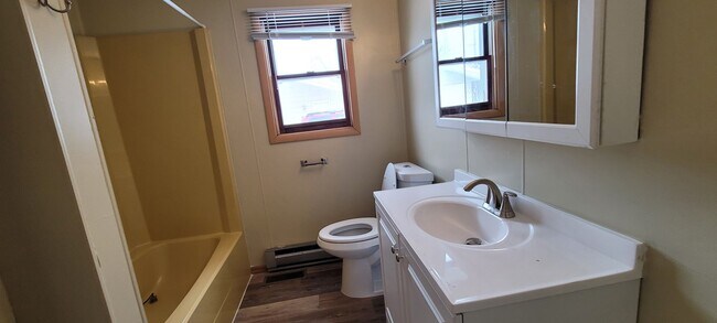 Building Photo - Spacious 4 Bedroom home