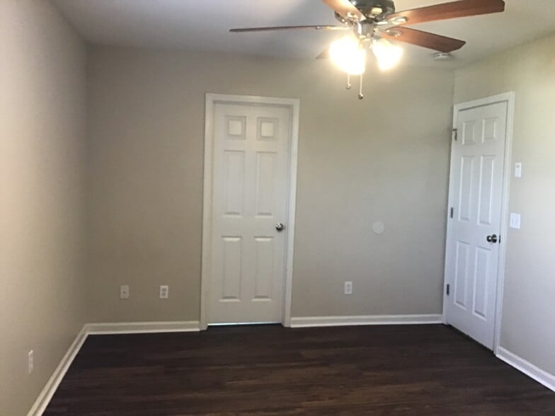 Building Photo - 195 Oakesdale Dr