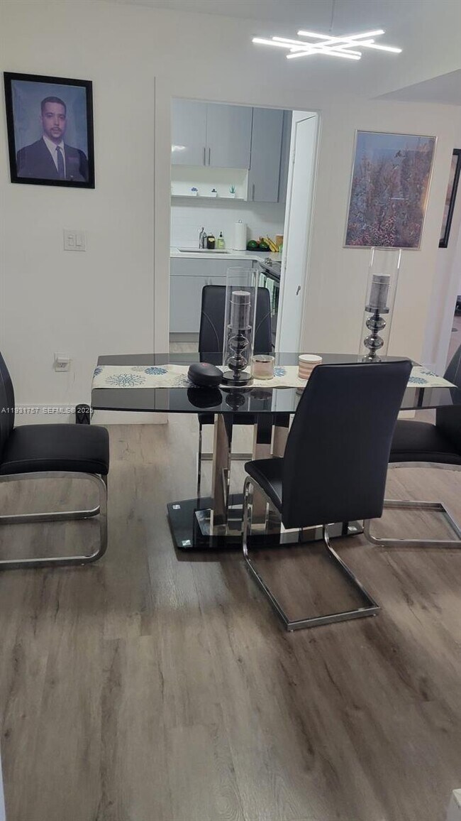 Building Photo - 4158 Inverrary Dr