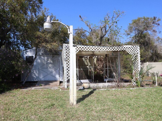Building Photo - Beautiful Brick Home in Crystal Lakes Estate Call Carole Arcaro 386-216-4900 Deltona Lakes Realty