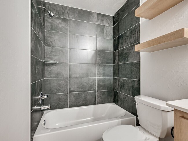 Building Photo - Newer Home in Moore!