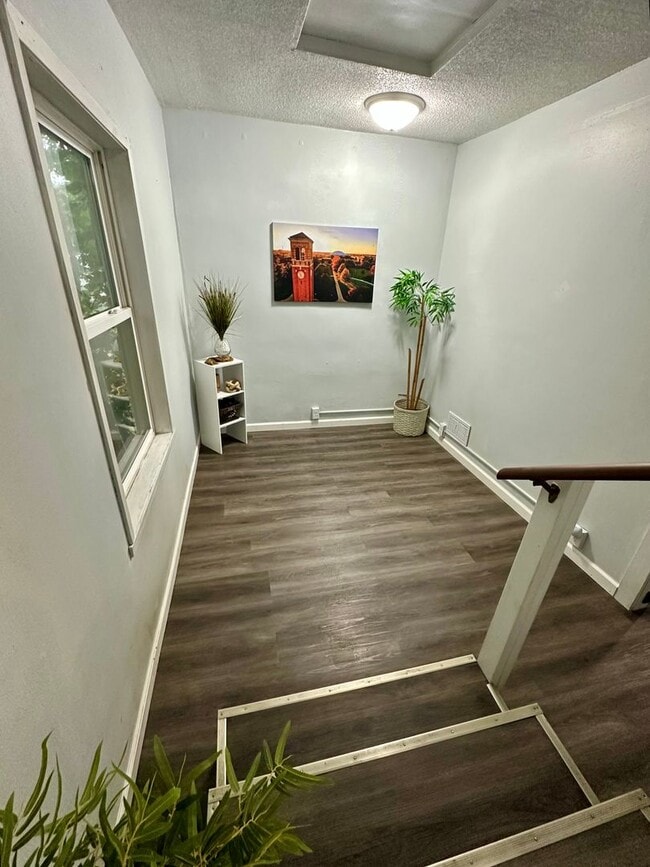 Building Photo - 1 bed, 1 bath house for rent in Waterloo