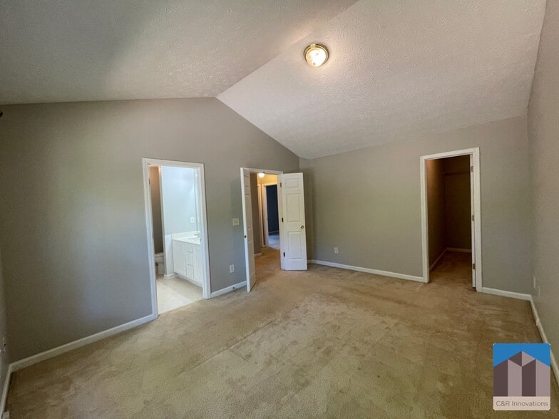 Building Photo - 2345 Delfern Dr