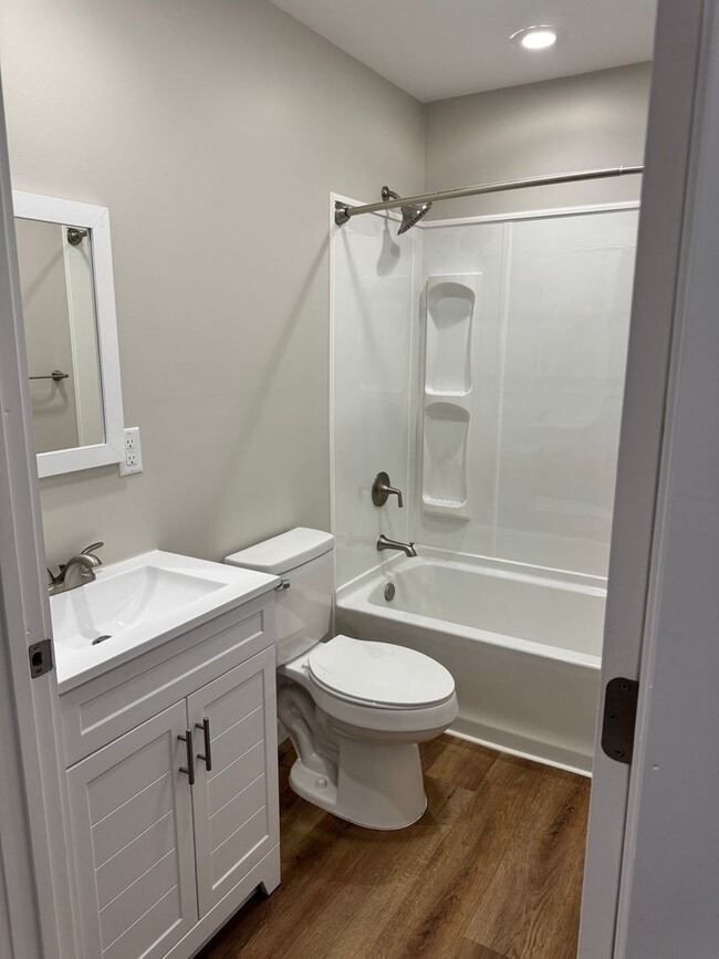 Building Photo - 913 E Myrtle Ave