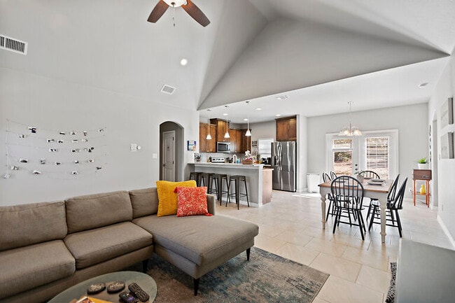 Building Photo - 837 Cougar Dr