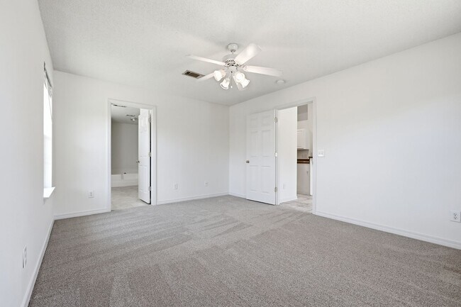Building Photo - 2030 Hawthorne Dr