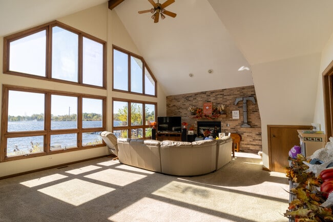 Building Photo - 23231 W Lakeshore Dr