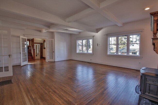 Building Photo - Gorgeous Vintage Home in Downtown Langley with Detached Guest Studio!!