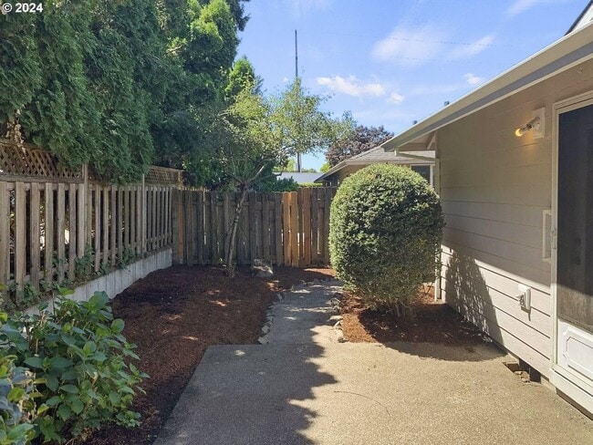 Building Photo - OR226