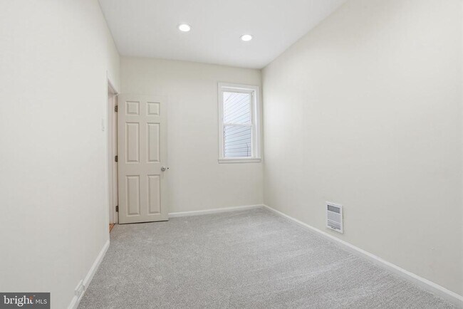 Building Photo - 411 Tree St