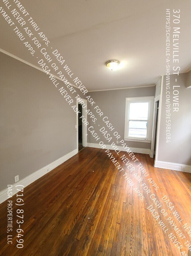 Building Photo - 370 Melville St