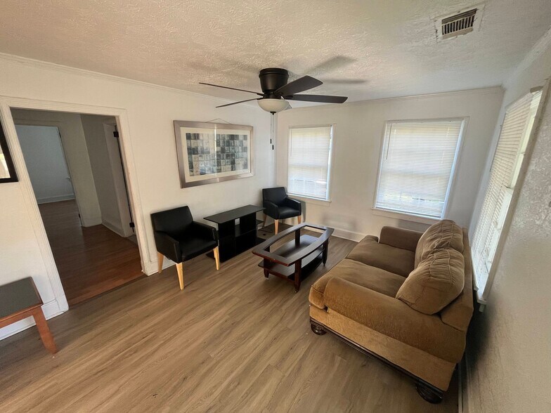 Building Photo - 298 Broadway St