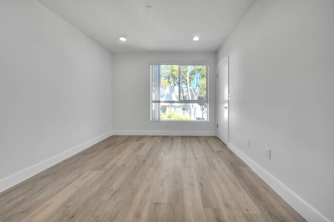 Building Photo - Luxury 2 & 4 Bed Townhomes in NoHo!